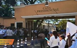 Pacientes renales protestan Frente a Casa Presidencial : ¿víctimas de guerra comercial?