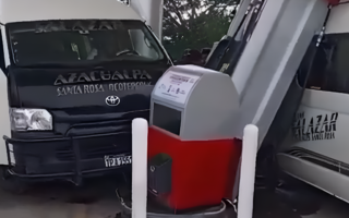 Conductores de transporte urbano colisionan contra gasolinera en Santa Bárbara (Vídeo)