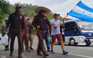 Sacerdote hondureño en larga caminata por ayuda para damnificados de su comunidad