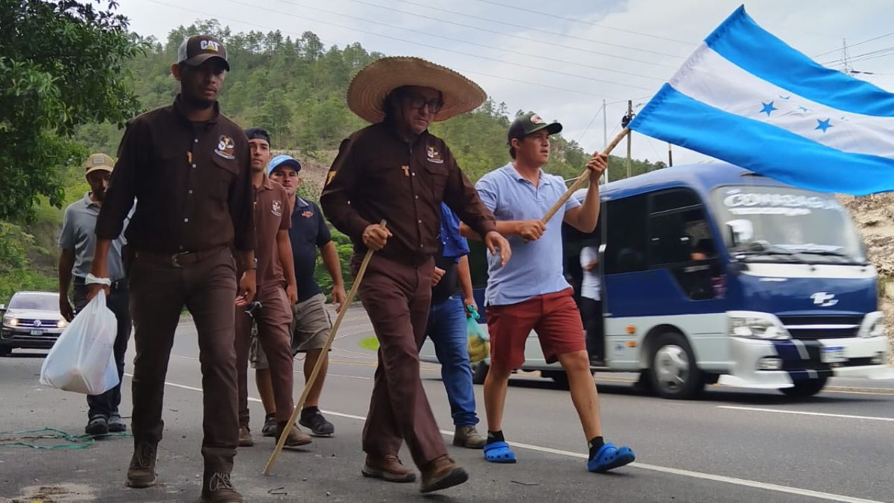 El sacerdote franciscano hondureño Leopoldo Serrano espera llegar este jueves a Tegucigalpa después de una caminata que inició hace siete días