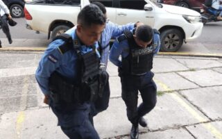 Casi una docena de policías detenidos por vínculos delictivos