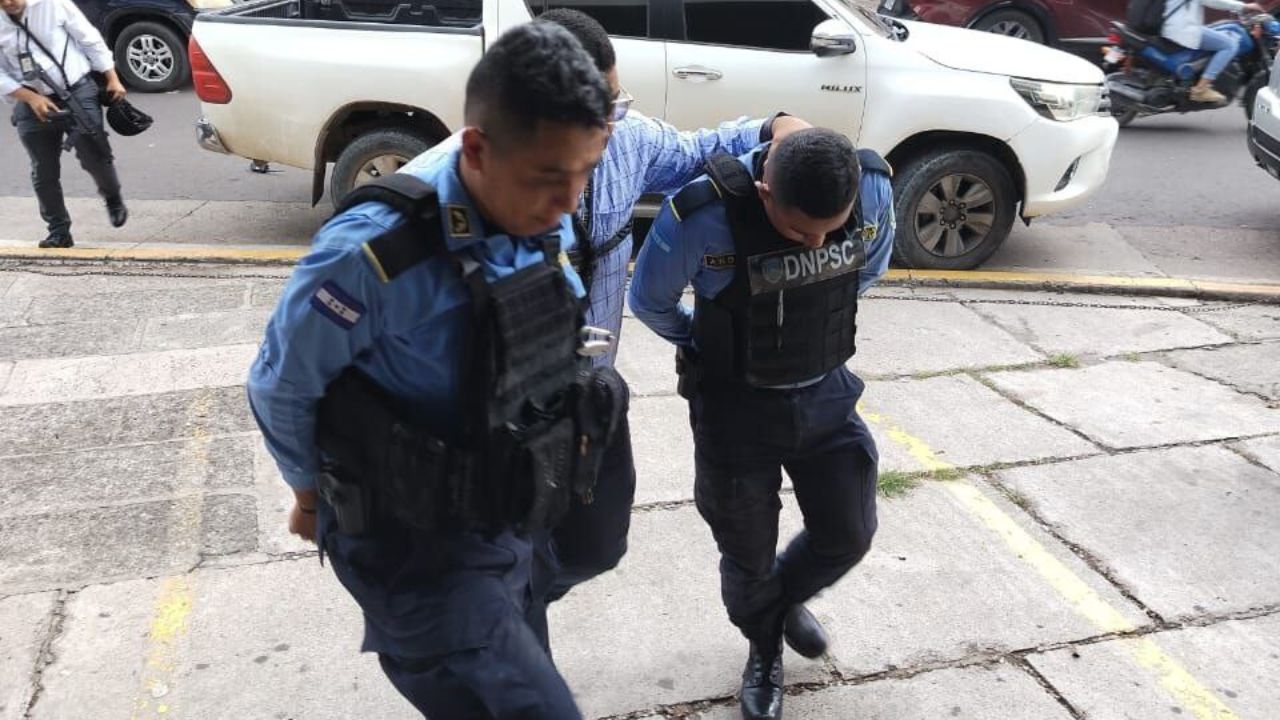 Policías capturados por presuntos lazos con crimen organizado