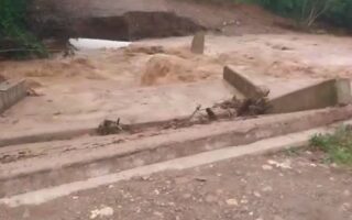 Tormenta destruye 70% de puente vital en Olancho (video)