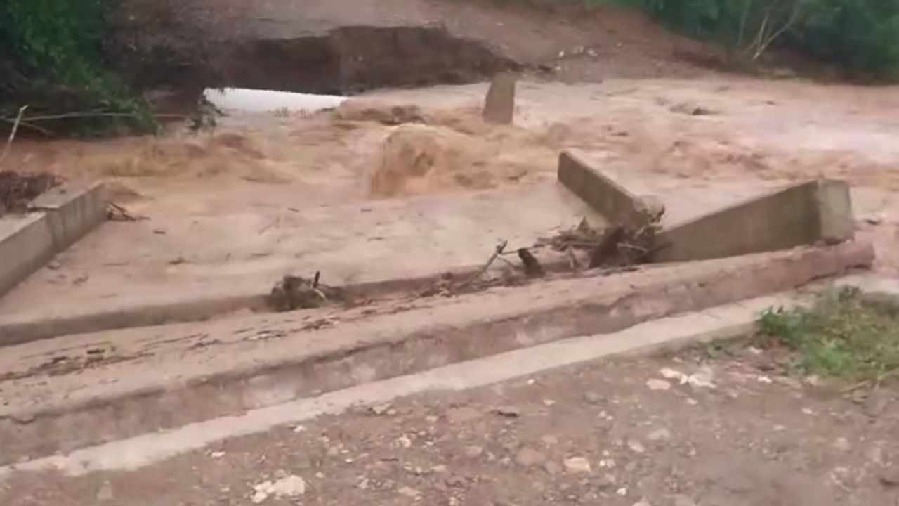 Tormenta destruye 70% de puente vital en Olancho (video)