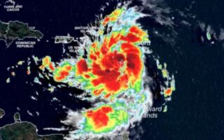 Ernesto se convierte en huracán tras dejar fuertes lluvias en Puerto Rico