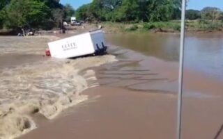 Incomunicados los pobladores en los Amates, desbordamiento del río Goascorán arrastra camión (video)