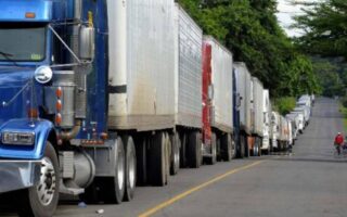 Transportistas de carga pesada levantan paro en aduanas