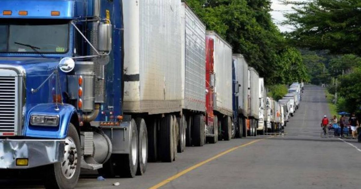 Transportistas de carga suspenden temporalmente paro