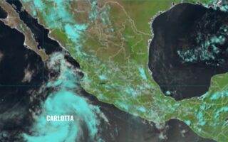 Depresión tropical en el Caribe, Carlotta avanza