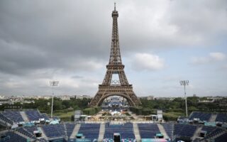 Alcaldesa de París se baña de nuevo en el Sena un día de apertura de los Paralímpicos