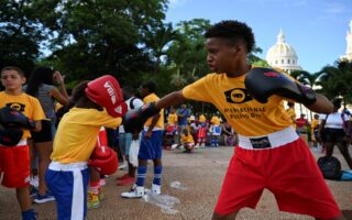 Púgiles y directivos aplauden vuelta a Cuba del boxeo profesional