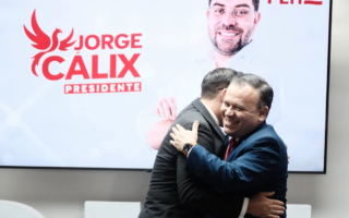 Darío Banegas renuncia a sus aspiraciones presidenciales y se une a Jorge Cálix