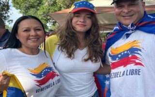 Maya Berry Spear conmueve al recordar a sus padres en una manifestación por Venezuela