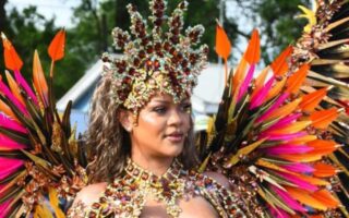 Rihanna deslumbra en carnaval de Barbados