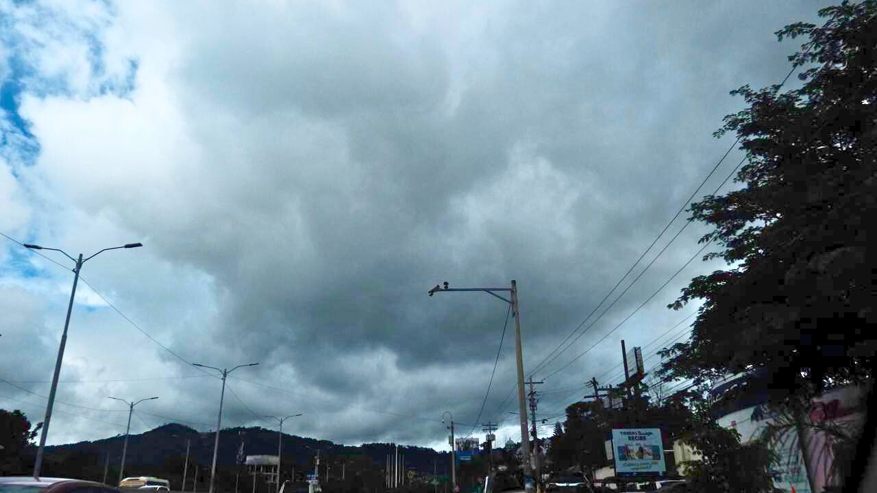 condiciones de lluvias fuertes y actividad eléctrica en honduras este viernes