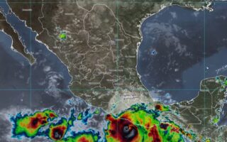 Huracán John impacta Oaxaca y Guerrero, ahora es tormenta tropical