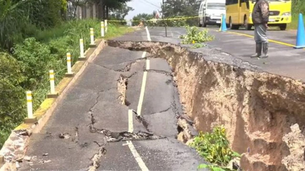 Precauciones en Marcala: Hundimiento en la Carretera