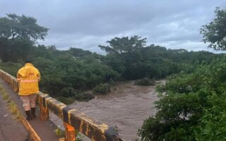 Choluteca: Namasigüe y El Triunfo bajo agua, bomberos evacuando(video)