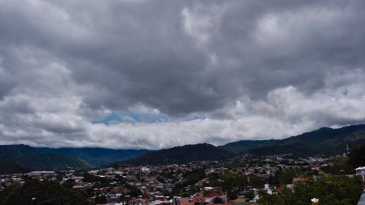 Tegucigalpa: calles inundadas y árboles caídos por lluvias intensas