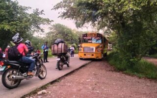 Patronatos bloquean vía en Jamastrán exigiendo reparación de carretera a Trojes