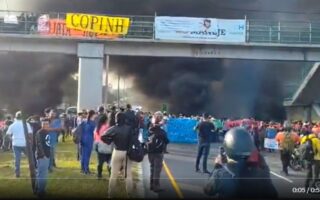 CA-5 cerrada por protestas: pasajeros temen perder vuelos por bloqueo (VIDEO)