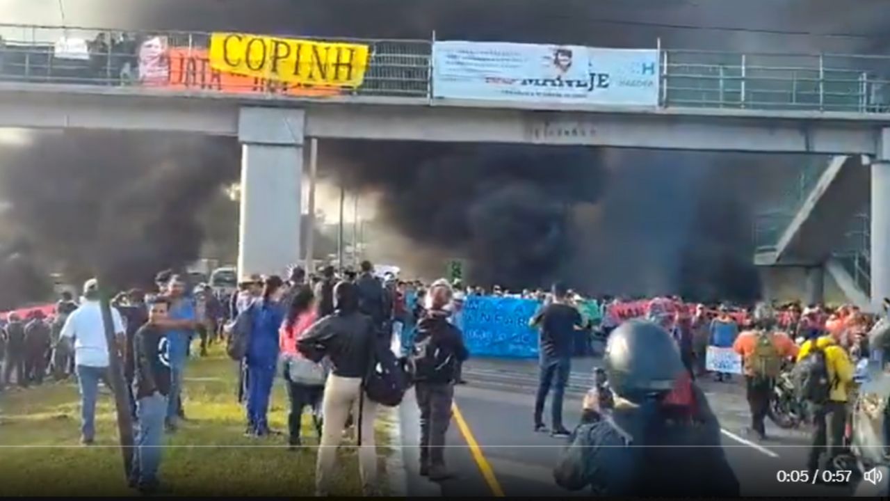 Protesta de COPINH causa congestión vehicular en la ca-5