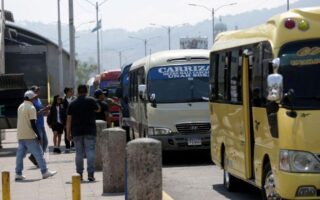 Transportistas convocan reunión de emergencia por bono compensatorio