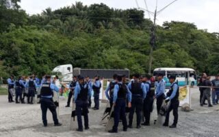 Pobladores de Baracoa cierran carretera exigiendo reparación de bordos