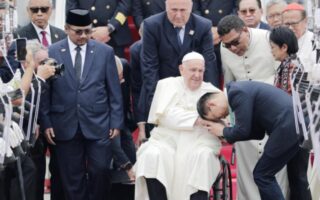 El Papa Francisco llega a Indonesia para fomentar convivencia religiosa