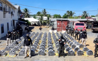 Naval incauta 3.7 toneladas de cocaína y captura a cuatro personas en Islas de la Bahía