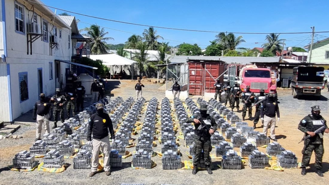 Al registrar la embarcación, las autoridades encontraron 152 fardos con un total de 3,774 kilos de cocaína, junto con un fusil y dos pistolas