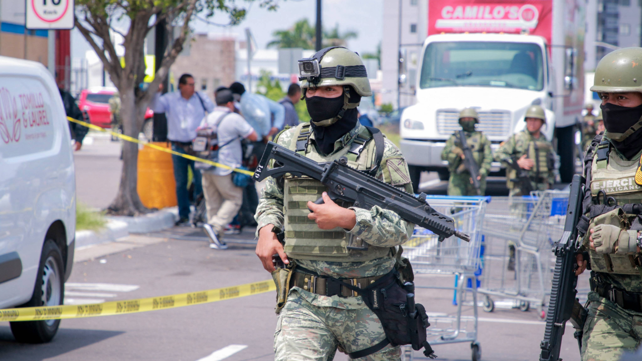 También se reportaron quemas de automóviles para bloquear calles. Las clases en escuelas de Culiacán se suspendieron para resguardar la integridad de los estudiantes.