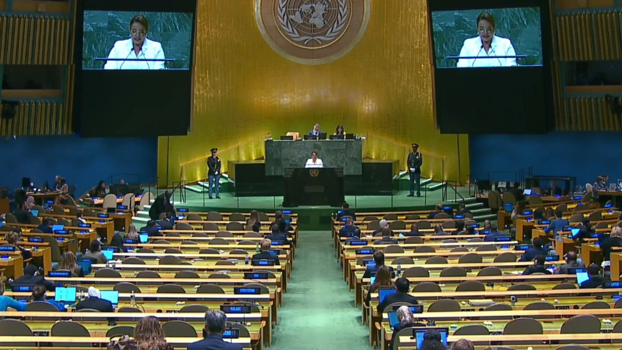 La presidenta Xiomara Castro discursó hoy ante la 79ª Asamblea General de la Organización de las Naciones Unidas, centrando su intervención en las desigualdades económicas y sus efectos, la infraestructura y su alcance, la seguridad y sus avances, y la diplomacia y sus peticiones.