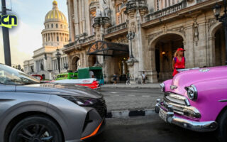 Autos de alta gama roban show a clásicos americanos en Cuba