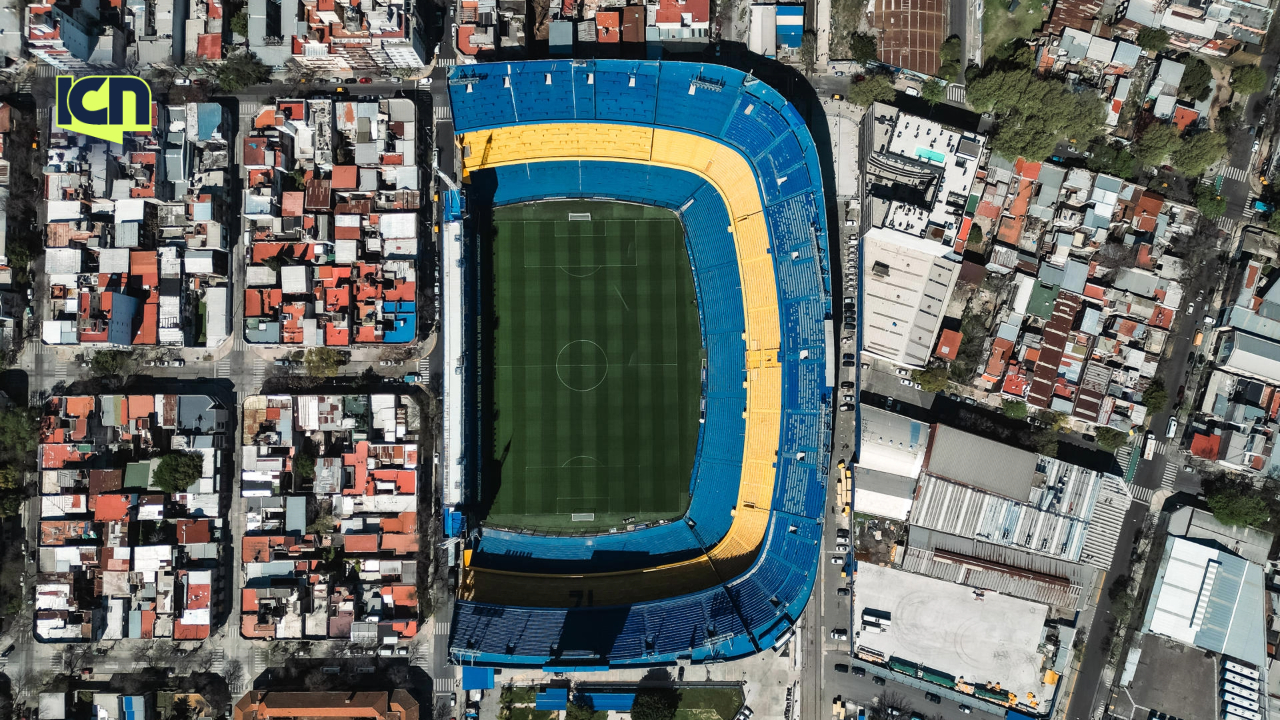 Fotografía aérea que muestra este viernes el estadio la Bombonera de Boca Juniors, en la previa de un nuevo superclásico del fútbol argentino, en Buenos Aires (Argentina). Boca Juniors y River Plate se enfrentan este sábado en una nueva edición del Superclásico del fútbol argentino