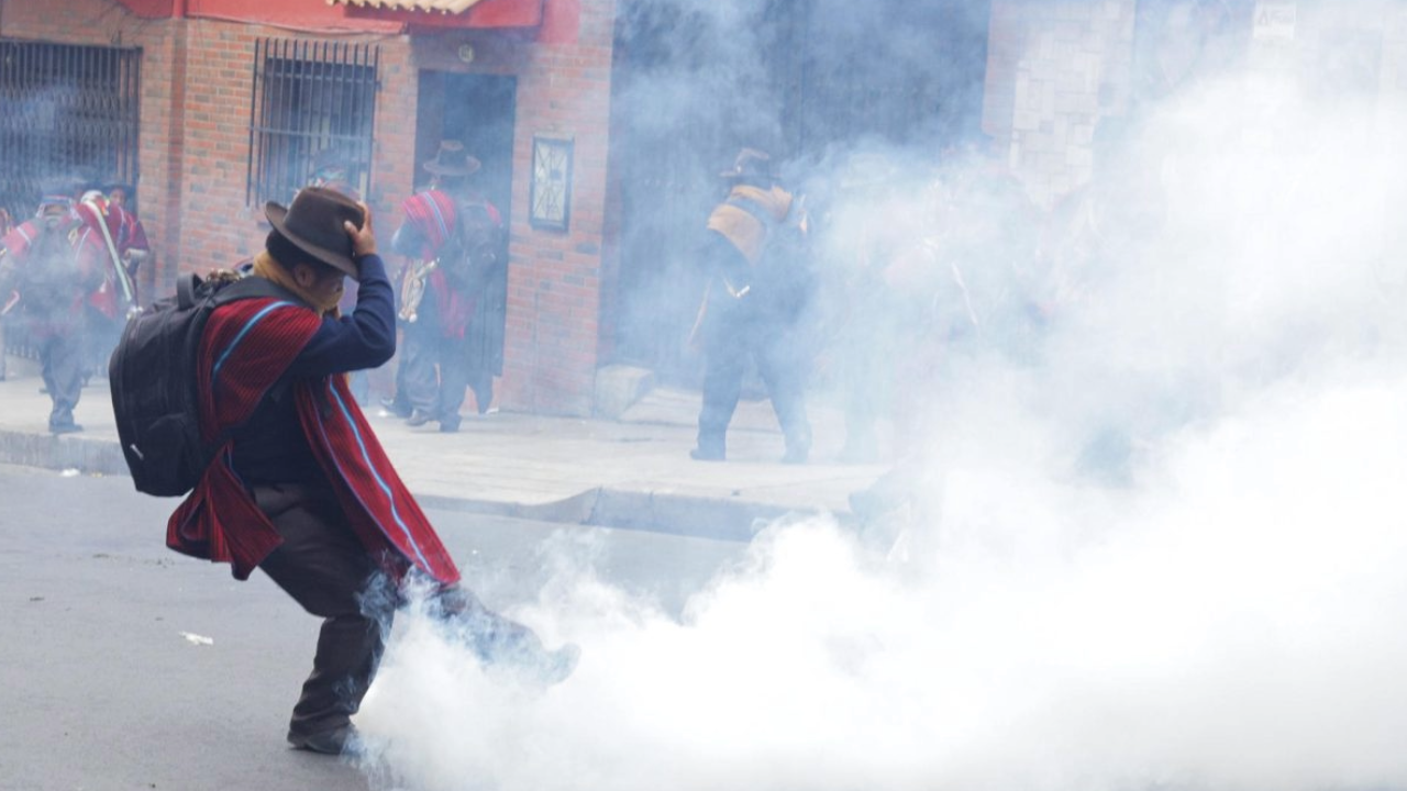 Poco a poco los campesinos comenzaron a molestarse con el cordón policial y a lanzar palos y piedras. "¡Queremos nuestra sede, carajo", "sólo queremos recuperar nuestra sede", gritaban.