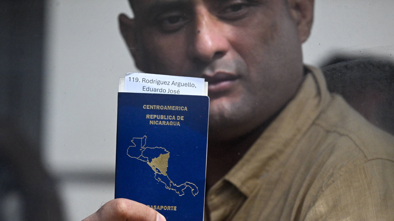 "¡Viva Nicaragua libre!", grita con el puño en alto Francisco Arteaga, uno de los 135 presos políticos nicaragüenses liberados, al llegar este jueves a Guatemala. Desde la ventanilla de un autobús amarillo, afuera del aeropuerto de Ciudad de Guatemala, Arteaga sonríe y dice estar "muy bien" tras su liberación. "Gracias a Dios de estar libres", agrega el hombre vestido con una camisa color beige. Los presos políticos llegaron en un vuelo al amanecer al aeropuerto La Aurora de la capital guatemalteca, donde fueron atendidos por funcionarios del centro de retornados que cada semana recibe a cientos de migrantes guatemaltecos deportados de Estados Unidos y México. El grupo abordó varios autobuses para dirigirse a centros de acogida. La liberación de los presos políticos se logró por una mediación de Washington con el gobierno de Daniel de Ortega, según anunció la Casa Blanca. Entre ellos figuran 13 miembros de la organización evangélica radicada en Texas Mountain Gateway, laicos católicos, estudiantes y otras personas que Ortega y su esposa y vicepresidenta Rosario Murillo "consideran una amenaza para su régimen autoritario". Arteaga contó que estaba preso "por difundir en las redes sociales las acciones que hace el gobierno contra de la Iglesia católica". - "Gracias Guatemala" - Imágenes divulgadas por el gobierno guatemalteco mostraron a los liberados al descender de un avión blanco a un costado de la pista del aeropuerto capitalino. Uno de ellos fue llevado en silla de ruedas, según las fotografías. Además de funcionarios locales, el grupo fue atendido por personal de la Organización Internacional para las Migraciones (OIM), del Alto Comisionado de la ONU para los Refugiados (ACNUR) y funcionarios de la embajada de Estados Unidos en Guatemala. Estoy "feliz", dándole gracias al Señor", dijo desde la ventana de otro autobús una mujer que portaba un gafete blanco. "¡Viva Nicaragua libre. Dios bendiga Nicaragua. Nicaragua pronto libre!", gritaba también con el puño alzado esta mujer de anteojos y vestida con una blusa roja, mientras el autobús iniciaba su marcha hacia los centros de acogida. El presidente guatemalteco, Bernardo Arévalo, dio la "bienvenida" al grupo en un mensaje en la red social X, en el que destacó que Guatemala "ha mostrado su firme convicción democrática, que rechaza rotundamente las amenazas de regresión autoritaria". "Hoy reafirmamos ese compromiso y damos de vuelta la solidaridad internacional que tantas veces hemos recibido, acogiendo a 135 hermanos nicaragüenses, presos políticos liberados. Solo en libertad, la democracia, la vida y la humanidad florece", señaló el mandatario socialdemócrata. En otro autobús rotulado con el nombre de "Travieso" en la parte posterior, uno de los liberados sacaba su mano para saludar a los periodistas mientras repetía: "gracias, gracias Guatemala". - "Mezcla de sentimientos" - "Es una mezcla de sentimientos. De alegría, tristeza y preocupación también", cuenta a la AFP el nicaragüense Santos Méndez, exiliado en Guatemala desde 2018, año de las protestas contra Ortega. Méndez, quien tiene refugio en el país, señaló que "fue alegre" enterarse de la liberación de los 135 presos políticos, pero dijo que a la vez está "triste" por el "desarraigo" de Nicaragua. "Están saliendo de su país en las condiciones que nadie se imagina salir y también están dejando a sus familias allá", lamentó. "Sabemos que en Guatemala encontrarán las facilidades migratorias necesarias para determinar el mejor destino", dijo por su lado a la AFP Félix Maradiaga, un político opositor nicaragüense exiliado en Estados Unidos.