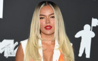 Karol G causa controversia con su nuevo look en los MTV VMAs