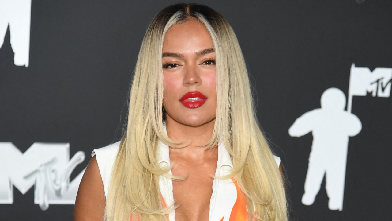 Karol G causa controversia con su nuevo look en los MTV VMAs