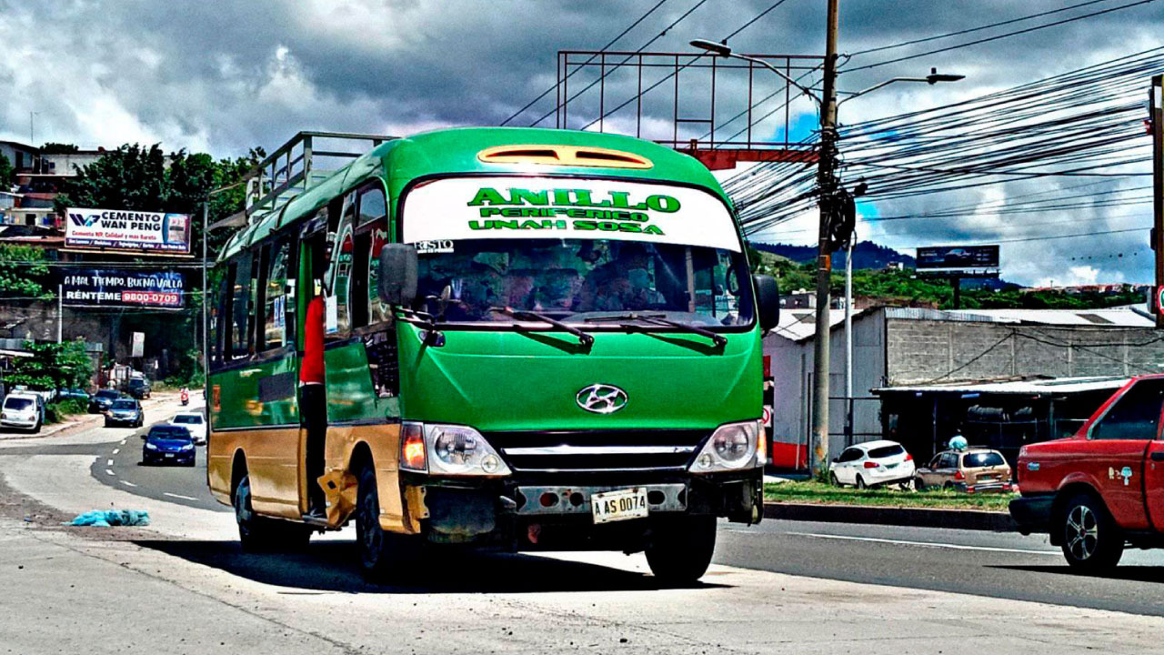 Secuestran a cobrador y conductor de bus interurbano