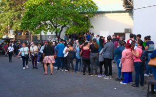 Pacientes desesperados: largas filas en IHSS y Hospital Escuela (video)