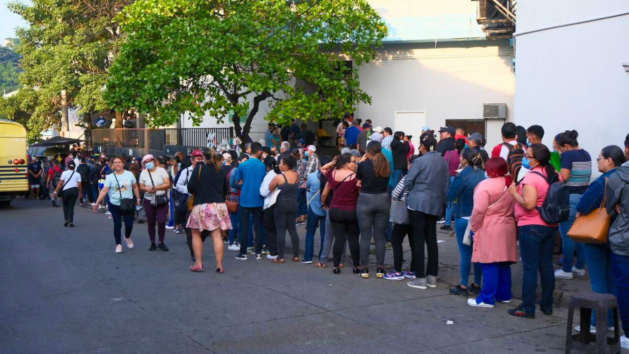 Pacientes desesperados: largas filas en IHSS y Hospital Escuela (video)