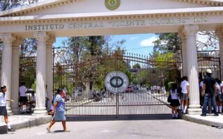 Estudiantes y docentes protestan tomando el Instituto Central exigen nuevo director