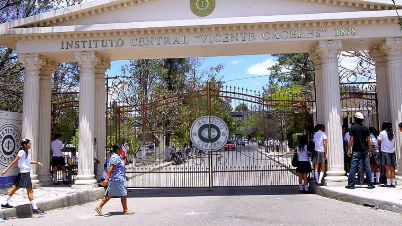 Estudiantes y Docentes del Instituto Central exigen nuevo director