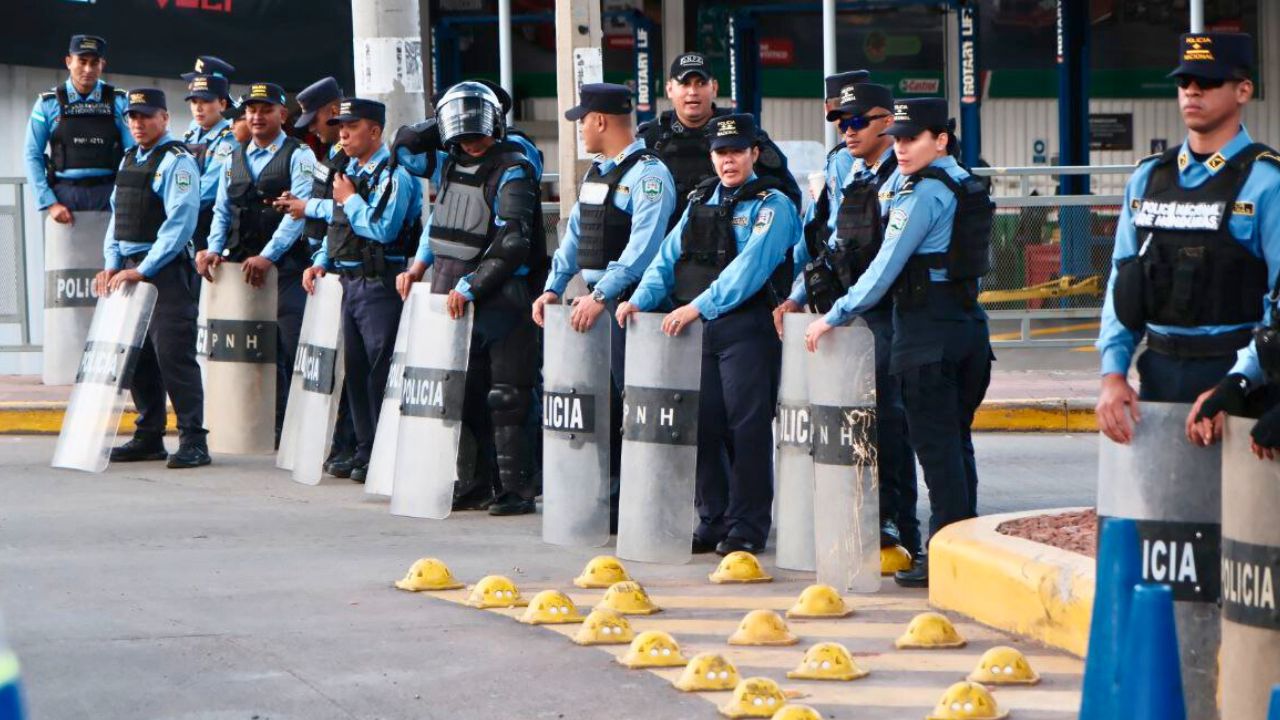 Cerrados accesos a Casa Presidencial por protestas (VIDEO)