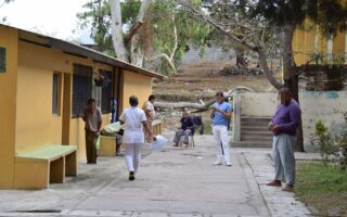 Enfermeras del Hospital Santa Rosita inician huelga por pagos atrasados