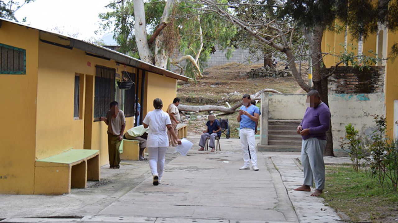 Enfermeras del Hospital Santa Rosita inician huelga por pagos atrasados