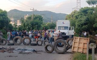 Pobladores de Villanueva bloquean CA-5 exigiendo infraestructura urgente