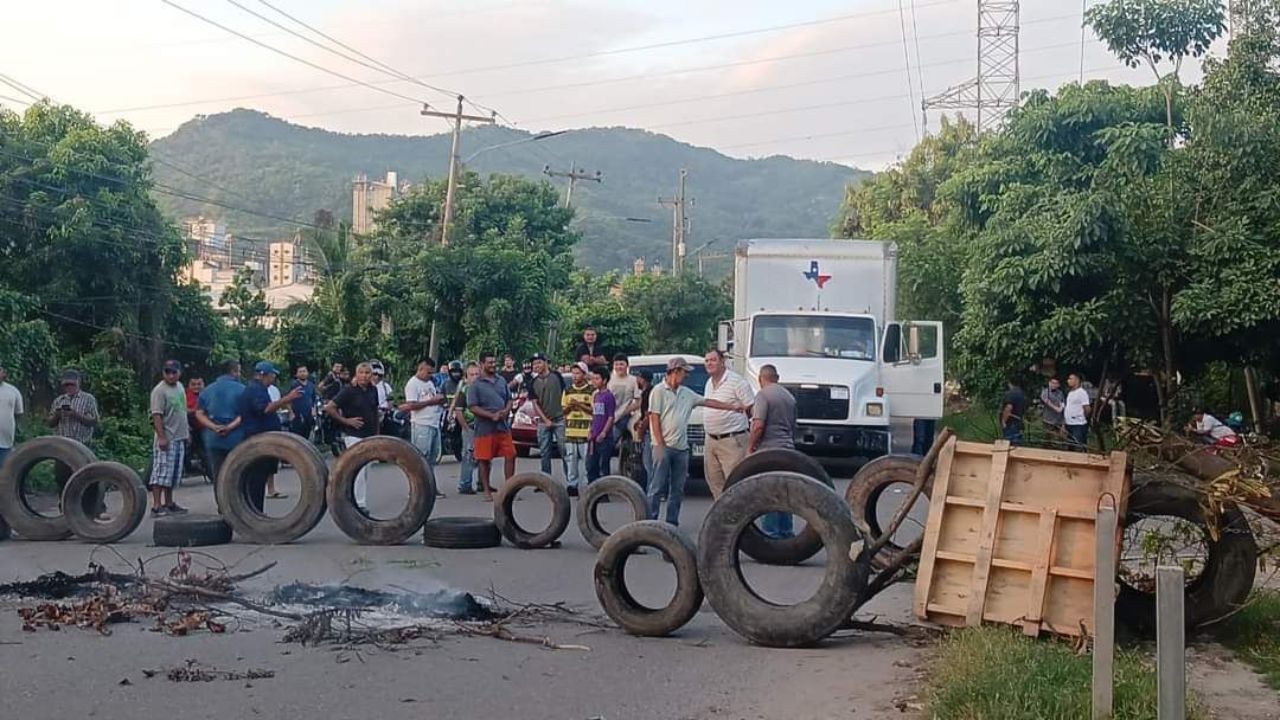 Pobladores de Villanueva bloquean CA-5 exigiendo infraestructura urgente