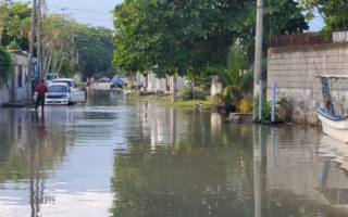 Marejada causa inundaciones en Barrio La Barra, La Ceiba (VIDEO)